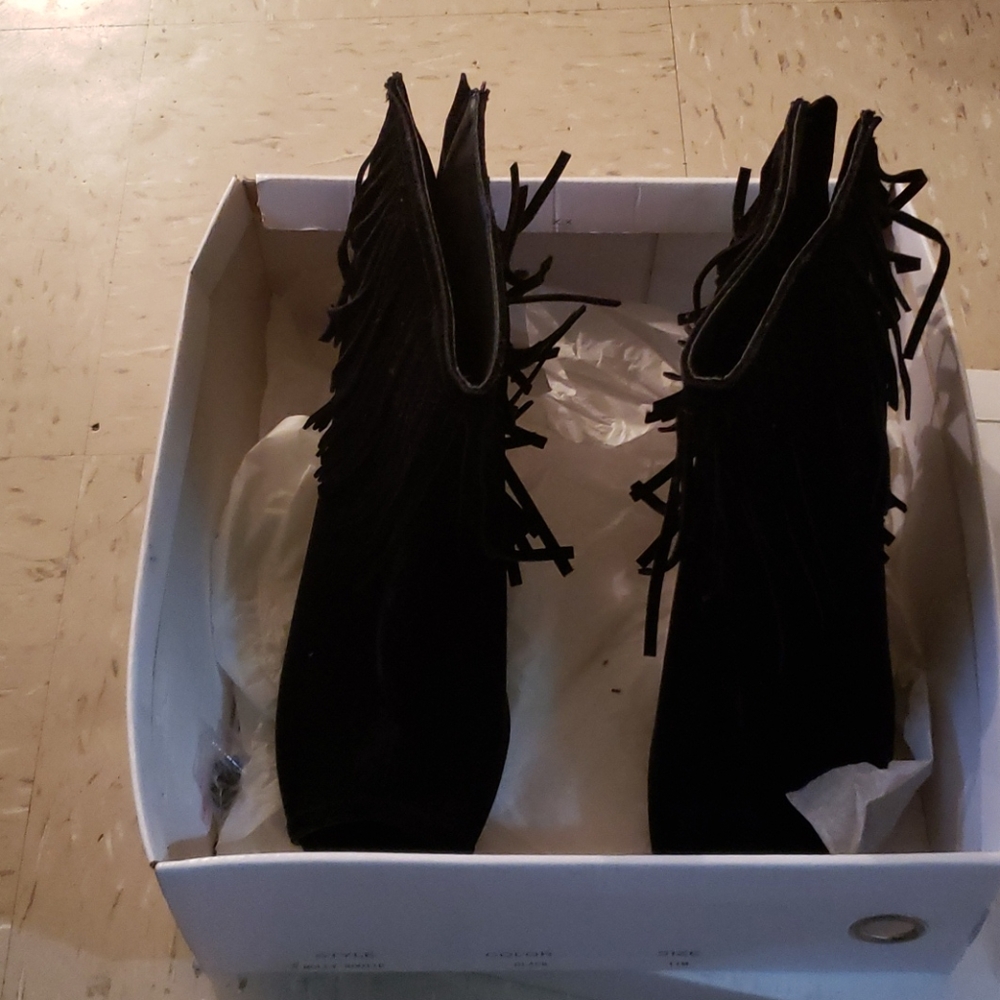 Shoe's - Picture 2 of 4